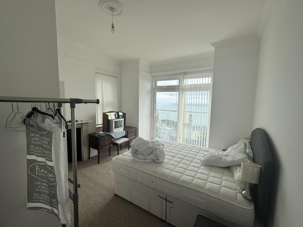 Lot: 85 - FOUR-BEDROOM HOUSE WITH STUNNING SEA VIEWS AND PARKING - A Front Facing Bedroom